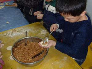 啟樂園冬至組織孩子們包餃子